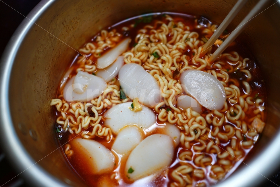 식사,간식,라면,젓가락,냄비,떡,면발,국물,음식,음식,식재료,요리,food,cook,meal,dishes,food reserves,면류,면요리,noodles,한식,한국음식,한국요리,korean food,korean dishes,korean meal,korean cook