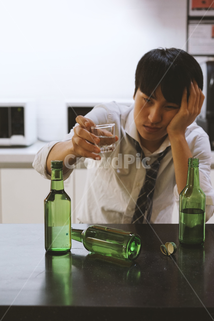 남성,남자,술,음주,과음,숙취,소주,소주병,알콜,취객,사람,인물,인간,human,person,남성,남자,man,male,술,주류,alcohol