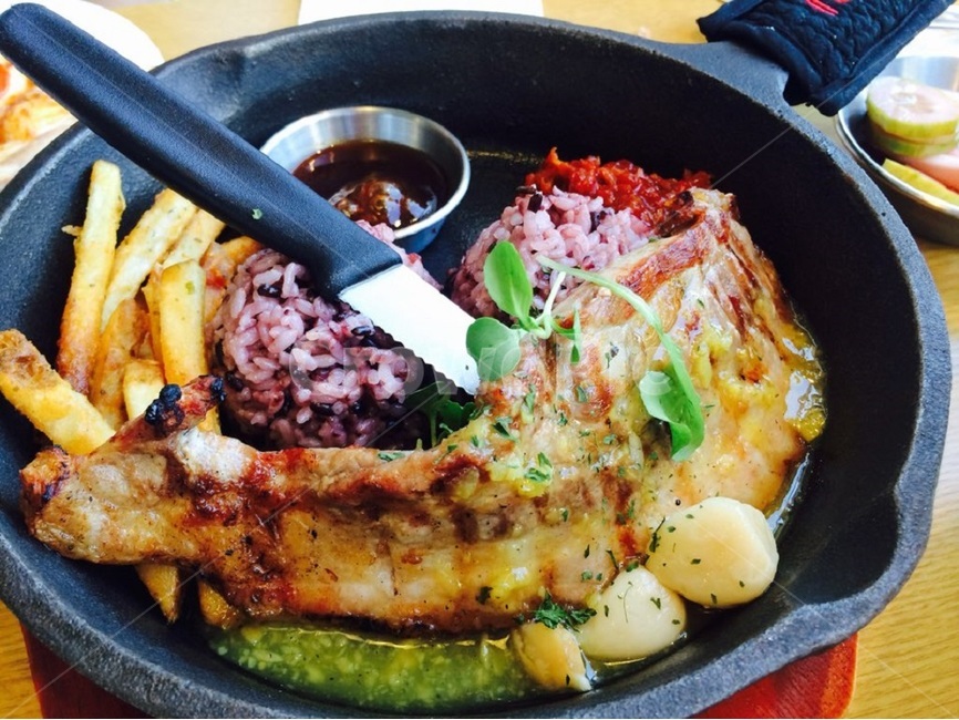 삼겹살,포테이토,구운마늘,밥,바베큐,감자,점심,후라이펜,칼,삼겹살바베큐,나이프,쌈장,음식,식재료,요리,food,cook,meal,dishes,food reserves