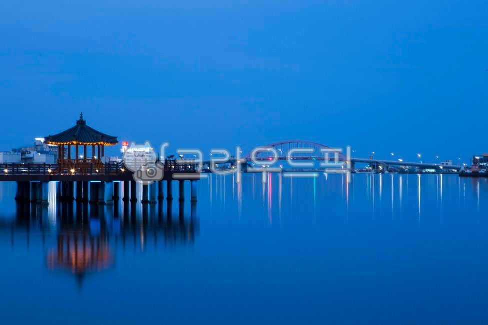 Sokcho city,night view,light,Cheongcho Lake,night sea,waterfront,winter,Cheongcho Lake night view