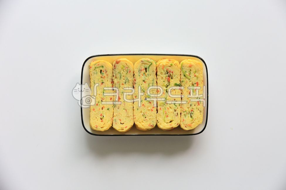 계란말이,계란,달걀,노란,음식,접시,야채,한식,하얀배경,익힌,먹거리,맛있는,반찬,Yellow,White,Background,롤,단백질,계란요리,달걀요리,egg,식재료,Meal,cook,안주