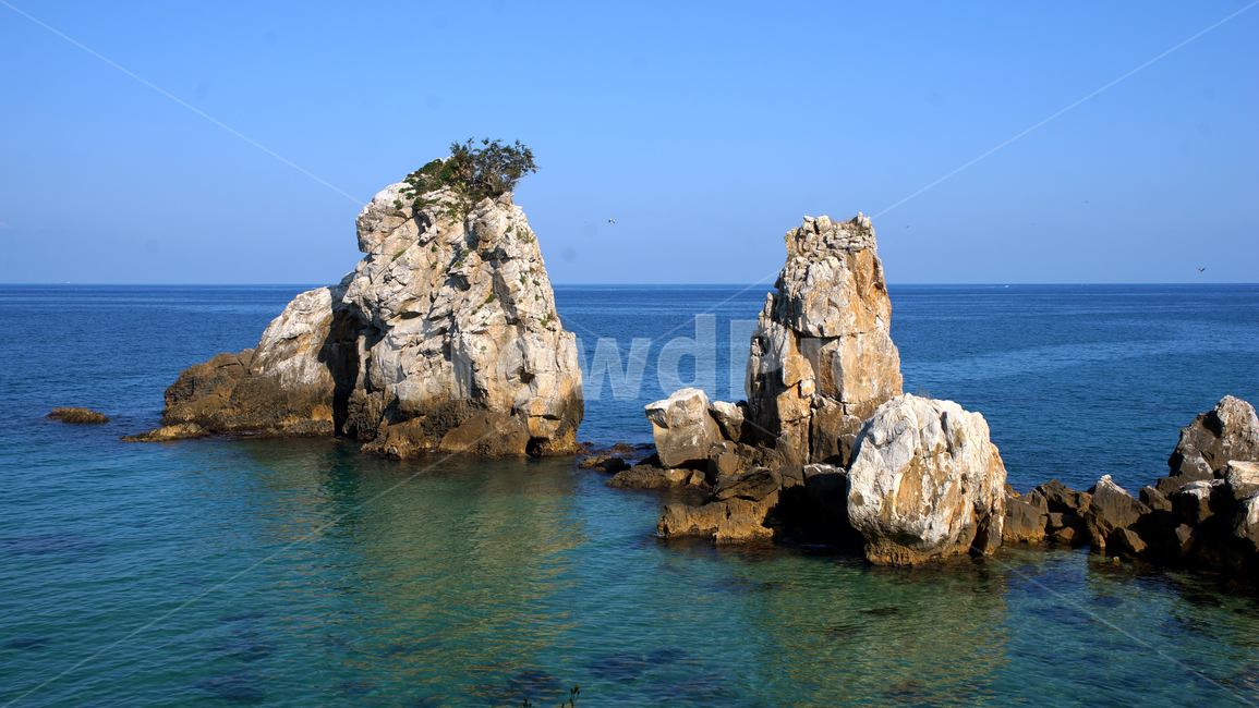 추암,촛대바위,바다,수평선,바람,자연,풍경,nature,landscape,한국자연풍경,한국자연경관,korea nature landscape,outdoors,옥외,land,땅,ocean,대양,water,물,sea,shoreline,해안선,promontory,곶