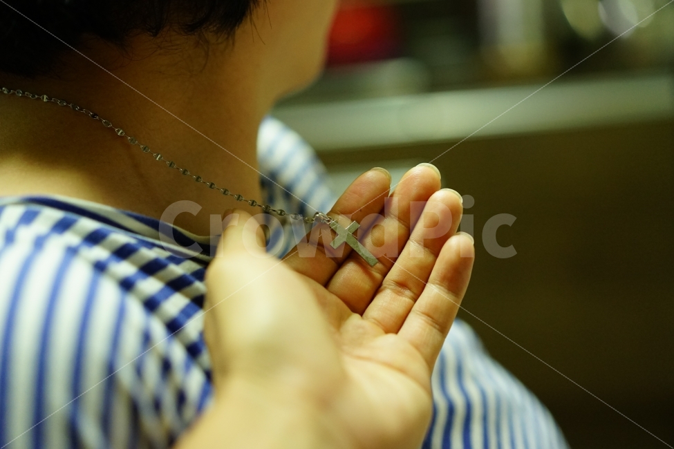 연출사진,종교,기독교,십자가,크로스,아내,믿음,목걸이,십자,교회,마음,신앙,신앙심,악세사리,종교,신앙,religion,belief,faith,사람,인물,인간,human,person,사물,물건,오브젝트,thing,object,matter,연출,컨셉,콘셉,direction,concept