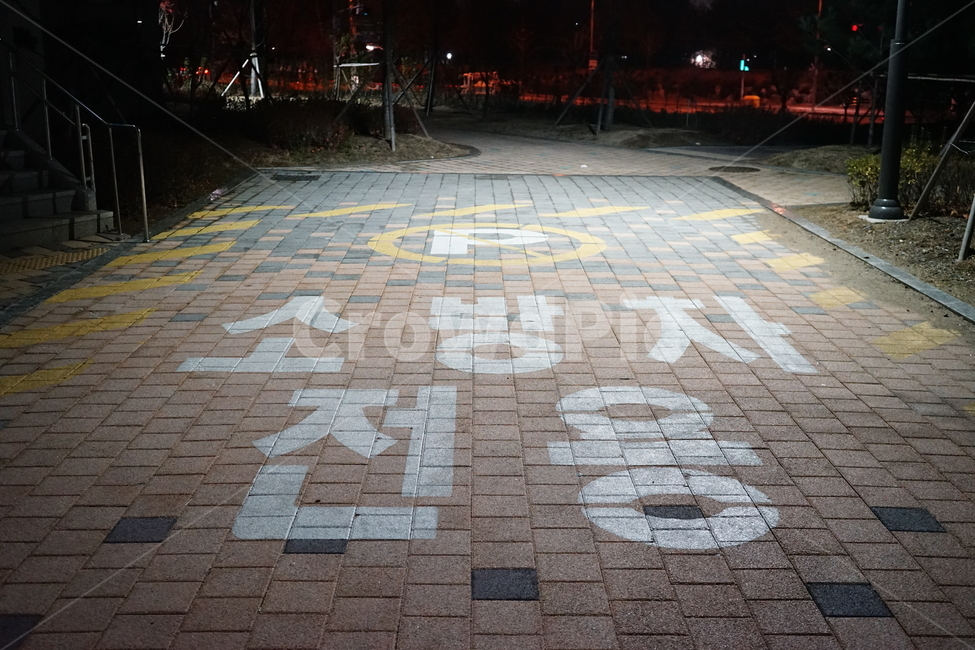 path,통로,walkway,flagstone,판석,floor,바닥,sidewalk,보도,pavement,포장,소방도로,firecar,야경,밤,풍경,nightscape,night,landscape