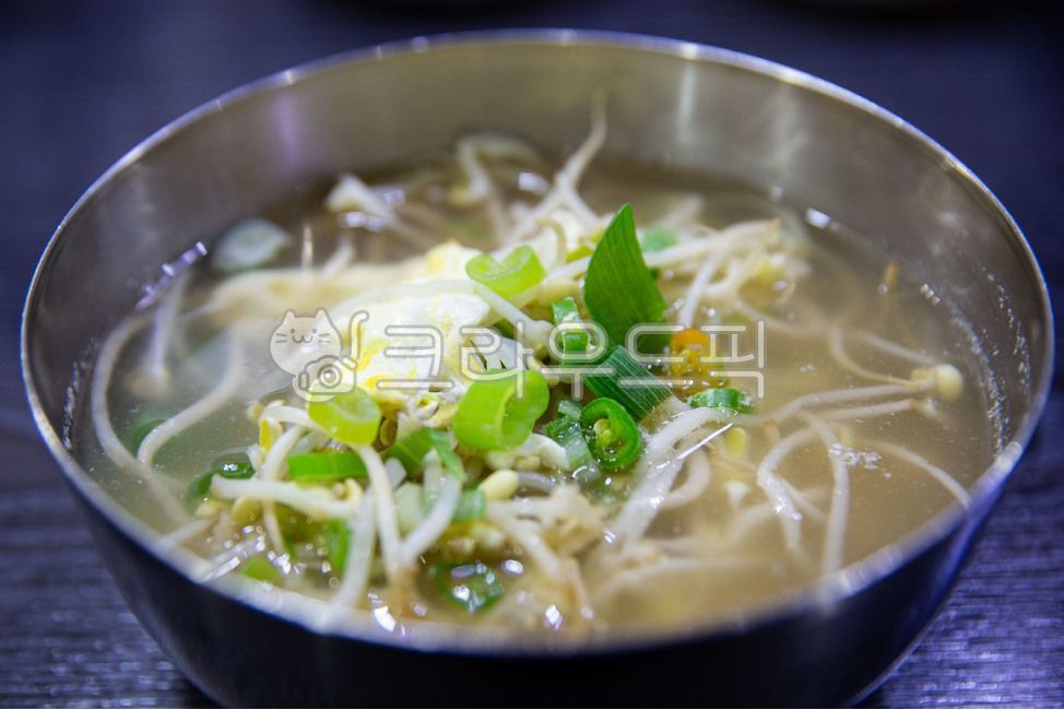 Bean Sprout Gukbap,soup,Bean sprouts,egg,clear food,beansproutssoup,green onion,koreantraditionalfood,Korean traditional food,clearfood,greenonion,beansprouts,earthen pot,earthenpot