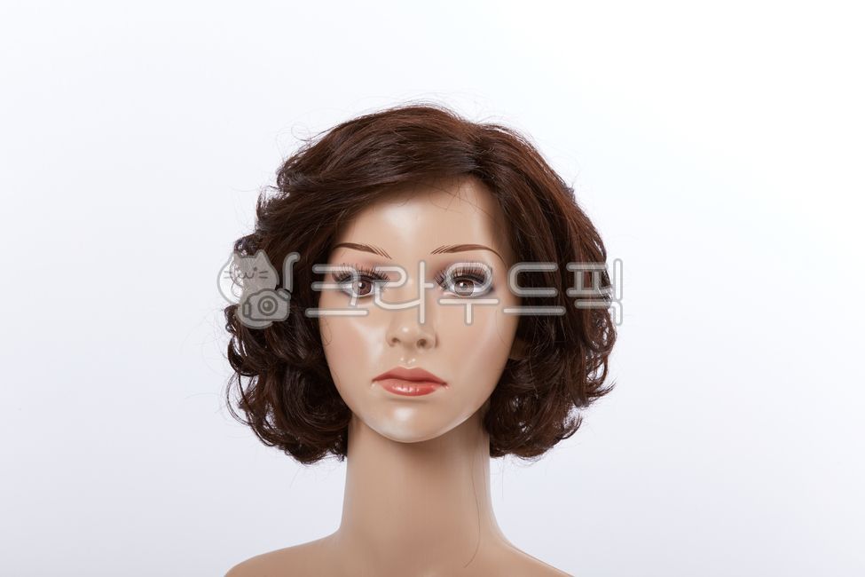 마네킹,가발,머리,정물,머리카락,헤어,헤어스타일,흰배경,스타일,두상,클로즈업,정면,곱슬머리