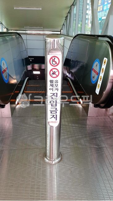 escalator,sign,No wheelchair access,Entrance,subway station,subway,Subway entrance,machine,public transport,Escalator entrance,No strollers allowed,downhill,Handrail,No entry,traffic