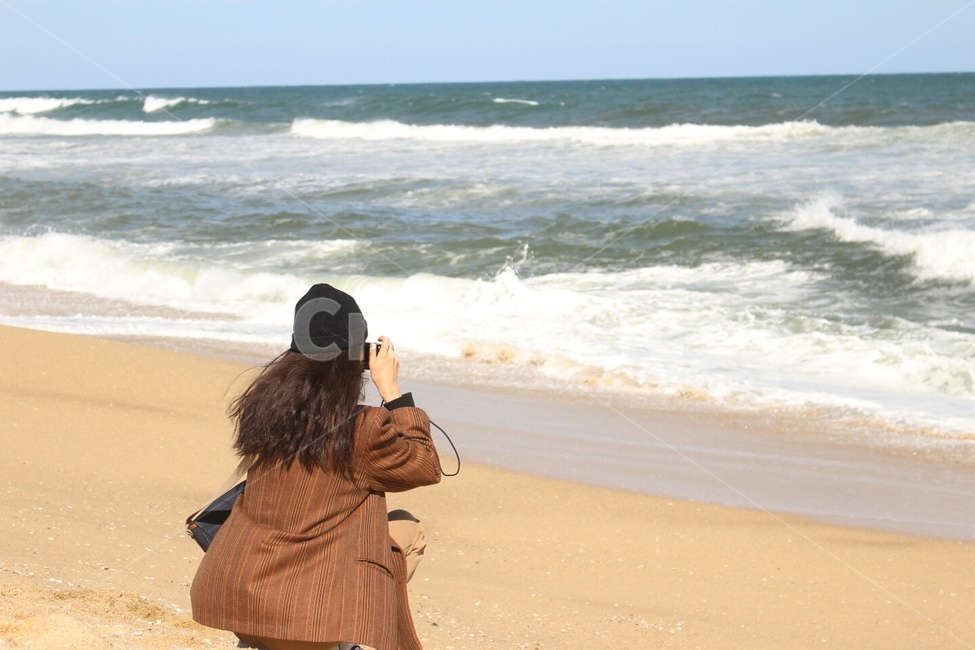 뒷모습,바다,파도,필름카메라,사진,해변,바다,beach,sea,사람,인물,인간,human,person,여성,여자,woman,female,lady,여행,휴가,traveling,vacation,trip,사진작가,포토그래퍼,photographer
