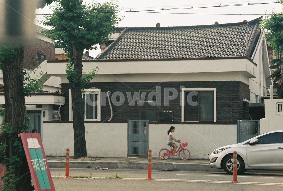 자전거,골목,동네,집앞,소소함,bike,bicycle,car,vehicle,transportation,automobile,wheel,machine,human,person