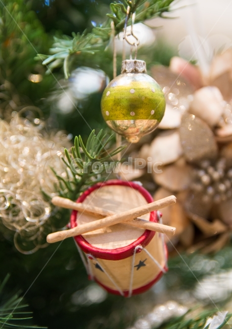 작은북,북,크리스마스,장식,오너먼트,xmas,christmas,겨울,명절,홀리데이,holiday,Ornament,오나먼트,장식품,즐거운,행복한,트리,크리스마스트리,트리장식,오브젝트,축제,아기자기한,앙증맞은,귀여운,소품,장식볼,겨울,계절,winter,season,기념일,축하,anniversary,congratulation,celebrate,celebration,메리크리스마스,성탄절,merry christmas,사물,물건,오브젝트,thing,object,matter