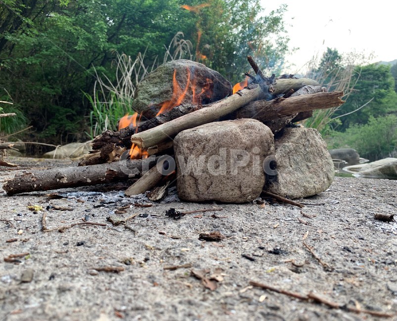 불,돌,나무,풀,원시,나뭇가지,태우다,지피다,fire,stone,wood,fierwood,burn,burningtreebranches