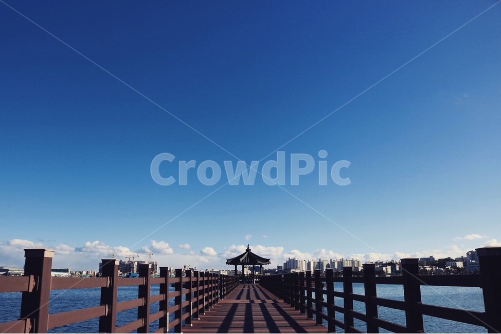 속초,청초호,청초호수공원,호수,하늘,구름,도시,풍경,city,landscape,한국도시풍경,한국도시경관,korea cityscape,랜드마크,landmark,tourist attraction,한국랜드마크,한국관광지,한국명소,korea landmark,korea tourist attraction,railing,난간,handrail,banister,water,물,waterfront,워터 프론트