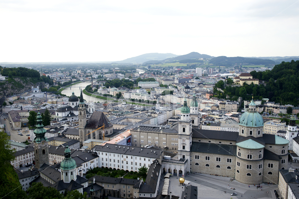 outdoors,nature,자연,풍경,scenery,경치,landscape,aerialview,유럽,오스트리아,잘츠부르크,성당,교회,europe,salzburg,austria,urban,river,강,집,house,도시,지붕,roof,다리,bridge,중앙광장