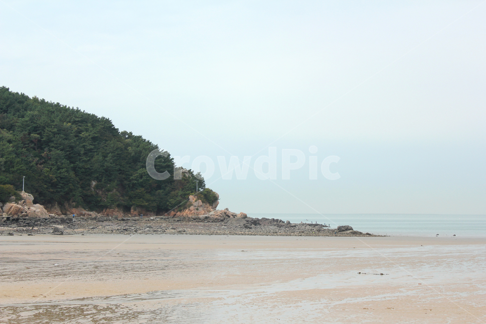 해변,바다,바닷가,해수장,모래사장,갯벌,한국,대한민국,인천,해안가,바닷물,젖은모래,섬,산,숲,언덕,암벽,절벽,자연,풍경,하늘,흐린,구름낀,흐린날,자연,풍경,nature,landscape,shoreline,해안선,water,물,land,땅,outdoors,옥외