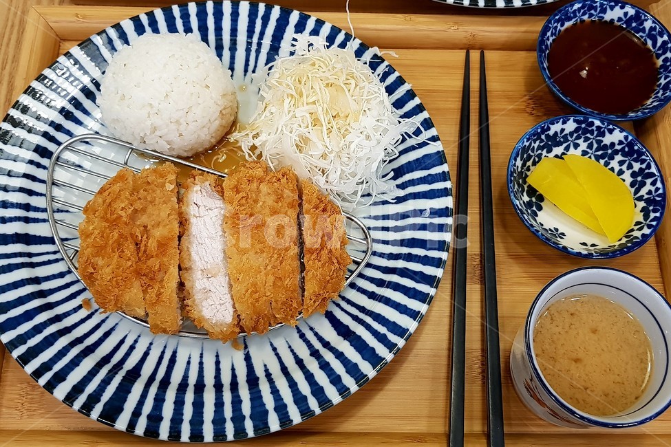 돈가스,돈가스정식,일식,밥,정식,된장국,미소된장,요리,식사,반찬,외식,japanesefood,food,dish,meal,salad,샐러드