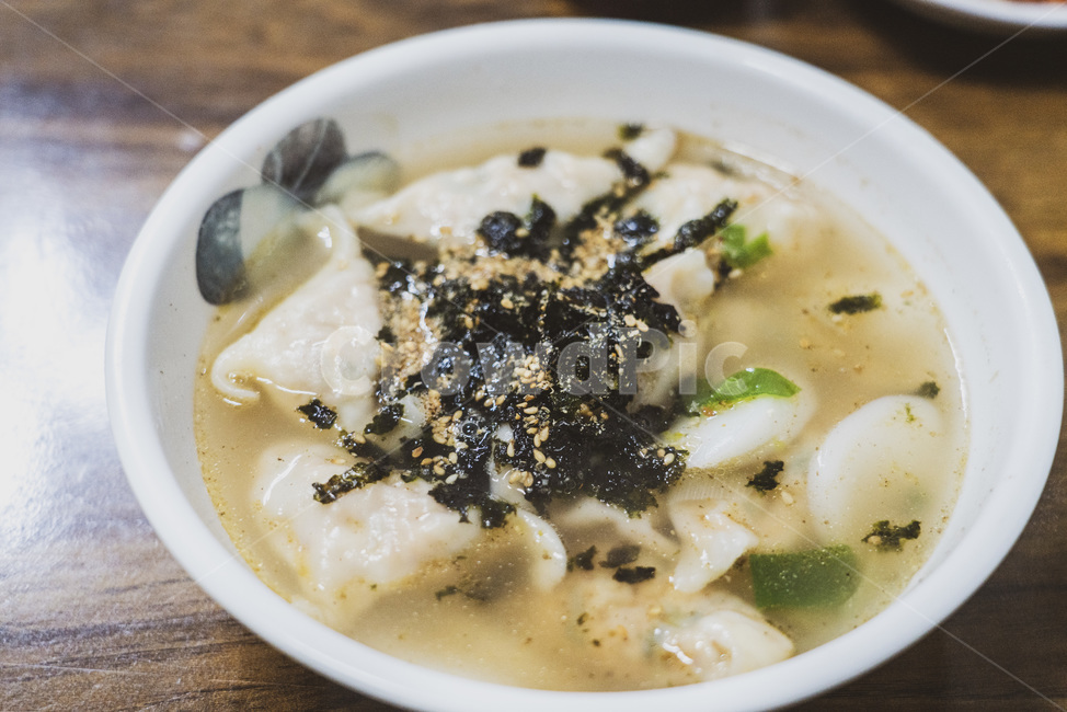 dumpling,market food,dumpling soup,snack bar,Rice cake and dumpling soup,tteokguk