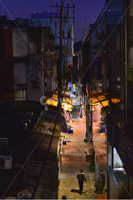 night view,atmosphere,night scenery,squalid,building,road,sight,fire,cityscape,alley,redevelopment,town,metropolis,old,feeling,Contrast,Tent,wire,light,cove,outskirts,vintage,background,person,Emotional landscape,distance,street scene,city,nightview,elect