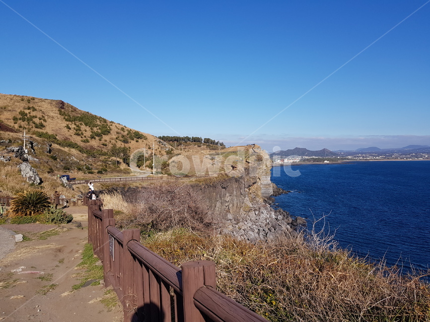 송악산,송악산둘레길,올레길,제주도,서귀포,바다,겨울제주도,제주바다,주상절리,올레10코스,파란하늘,맑은하늘,하늘,바닷물,물,산