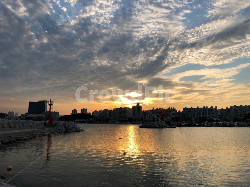 노을,하늘,구름,바다,등대,도심,도시,포항,도시,풍경,city,landscape,outdoors,옥외,nature,자연,sky,dusk,황혼,sunset,일몰,red sky,붉은 하늘,dawn,새벽
