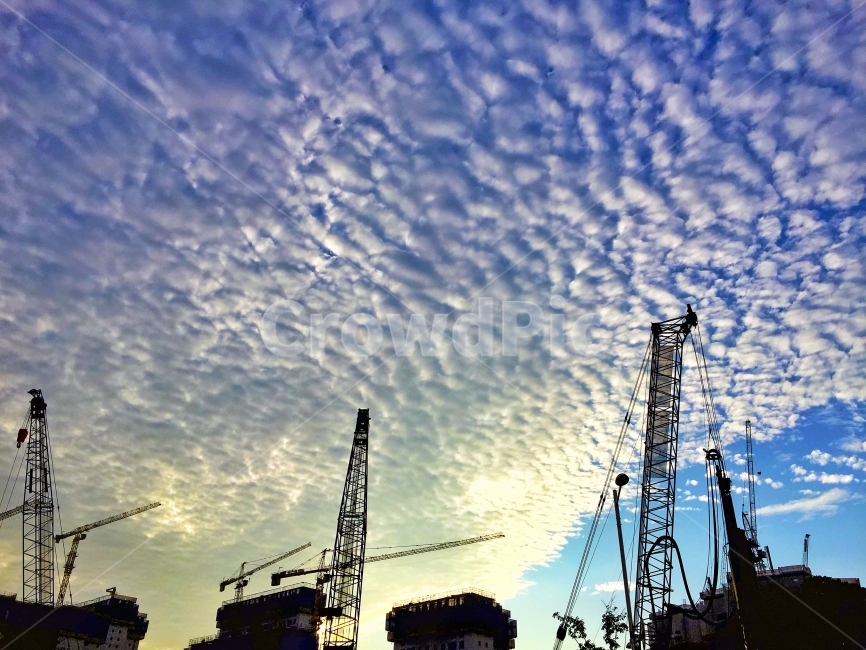architecture,factory,crane,sky,cloud,dark,shadow,silhouette,high,seoul,city,서울,도시,공사,크레인,하늘,구름,풍경,그림자,실루엣,산업,industry,industrial,건설업,건축업,construction industry