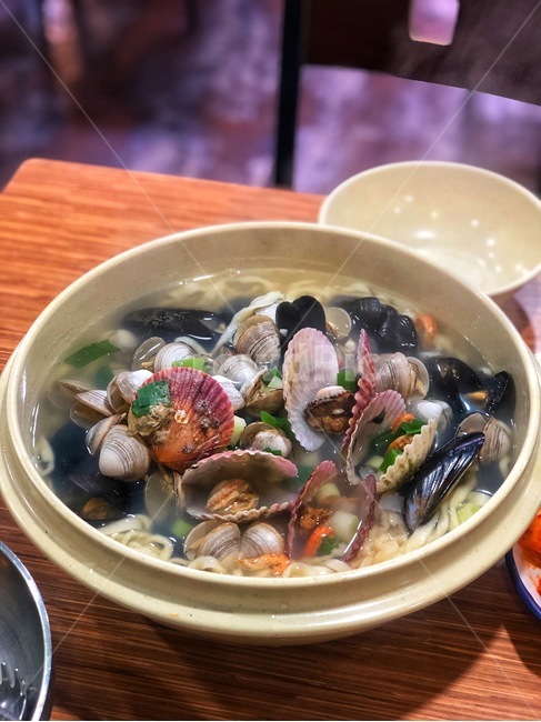 clam,대합,sealife,해양생물,animal,무척추동물,invertebrate,동물,seashell,조개,해산물,해물,seafood,수산물,해물칼국수,칼국수,한국음식,한국요리,요리,음식,dishes,cook,food,meal,koreanmeal,koreanfood,한식,noodle