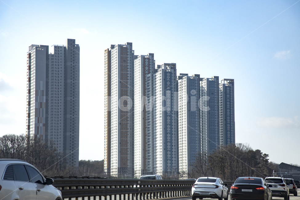 빌딩,아파트,맨션,고층아파트,도시풍경,도시경관,단지,고층빌딩,고층건물,거리,거리풍경,시가지,주택,주택가,주택지,주거,부동산,아파트단지,하늘,푸른하늘,파란하늘,맑음,맑은날씨,쾌청,화창,맑은하늘,건축물,시설,블루,파랑,청색,풍경,경치,창문,산업,도로변,자동차,승용차,자가용,도로,자동차전용도로,교통,어반,urban,city,시티,building,건물,town,도시,고층건물,차량,apartmentbuilding,도시,풍경,city,landscape,한국도시풍경,한국도시경관,korea cityscape,교통,교통수단,traffic,transportation