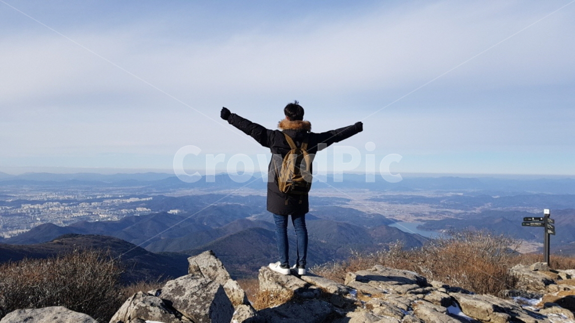 광주,무등산,등산,배경,풍경,하늘,뒷모습,만세,산,사람,인물,인간,human,person,남성,남자,man,male,감정표현,기분,feeling,emotion,여행,휴가,traveling,vacation,trip