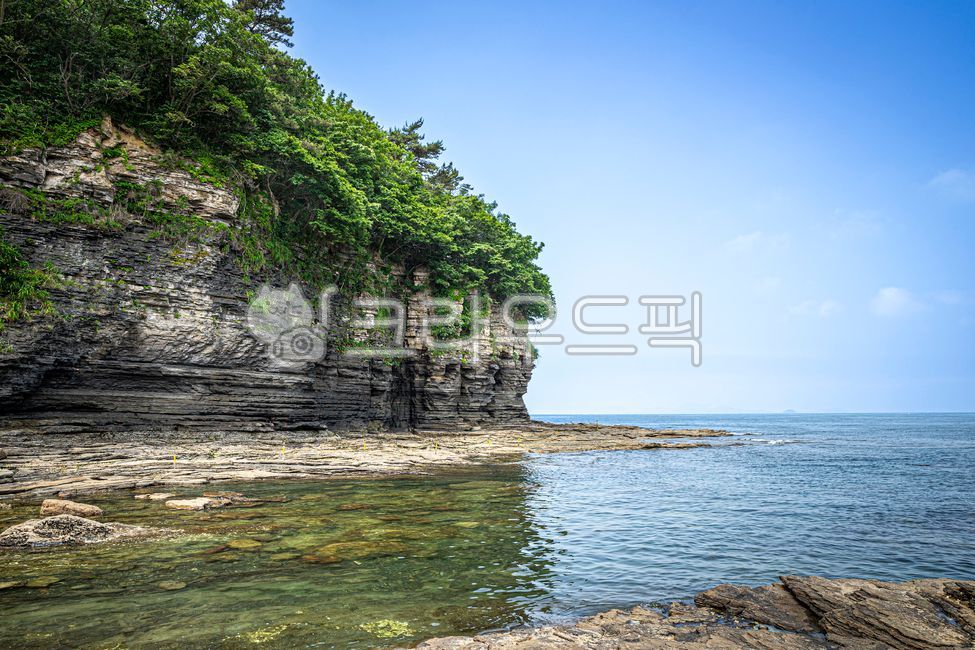Chaeseokgang,Byeonsan Peninsula,layered rock cliffs,layered rock,cliffs,rocks,tourism,natural monuments,mountains,sea,seawater,geological parks,parks,sedimentary layers,waves,erosion,erosional processes,UNESCO,stones,sky,coastline,nat