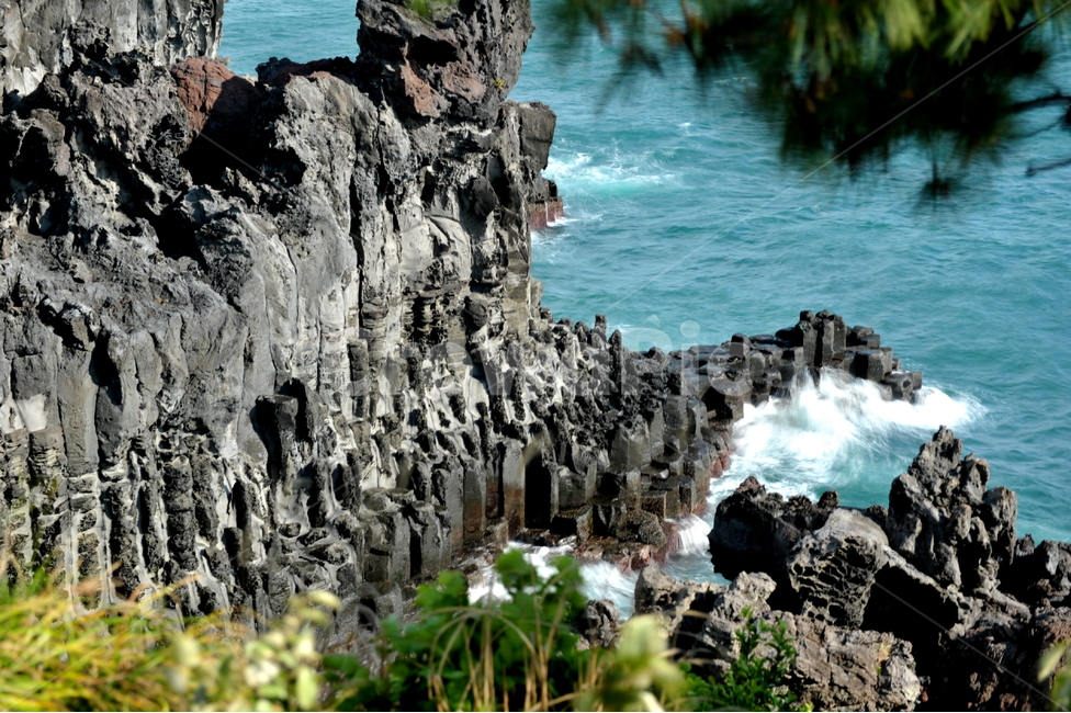 제주,주상절리,파도,절벽,제주주상절리,자연,풍경,nature,landscape,한국자연풍경,한국자연경관,korea nature landscape,제주도,jeju,jeju island,outdoors,옥외,cliff,낭떠러지,water,물