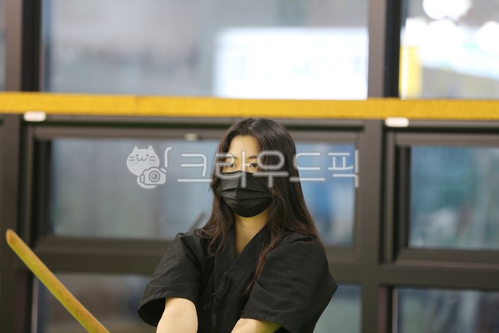Haedong Kendo,kendo girl,work out,woman doing kendo,martialarts,Lady in her 20s,kendo,Lady,Woman doing martial arts,kendogirl,haidonggumdo,straight hair,traditional kendo,phone call,Marsal Art