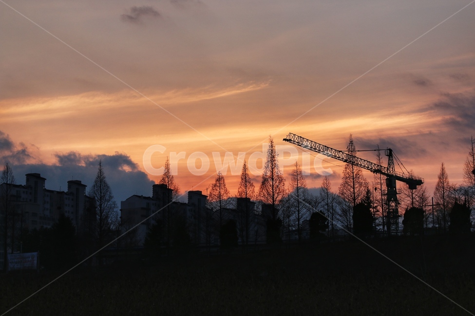 석양,저녁,노을,하늘,일몰,도시,풍경,city,landscape,실루엣,그림자,silhouette,shadow,산업,industry,industrial,건설업,건축업,construction industry,construction crane,건설 크레인