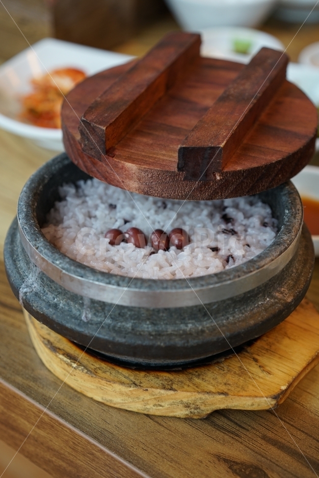 돌솥밥,돌솥,흰쌀밥,쌀밥,콩밥,한국음식,밥,한식,음식,식재료,요리,food,cook,meal,dishes,food reserves,곡류,곡식,cereals