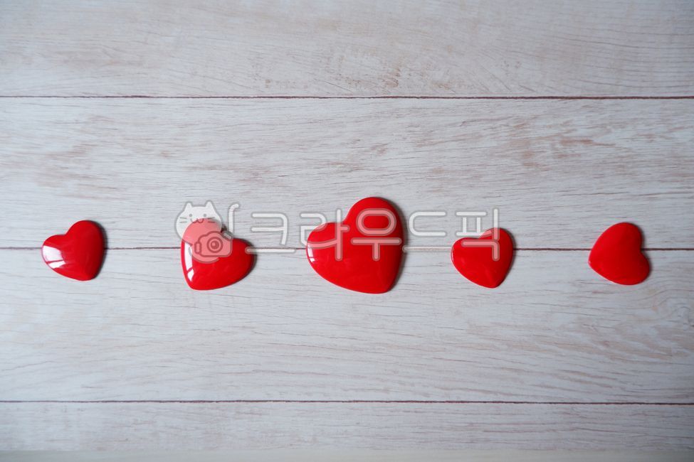 하트,하트모양,입체하트,발렌타인,발렌타인데이,발렌타인배경,사랑,목재,목재배경,빨간색,heart,valentine,valentinesday,red,wood,woodentable