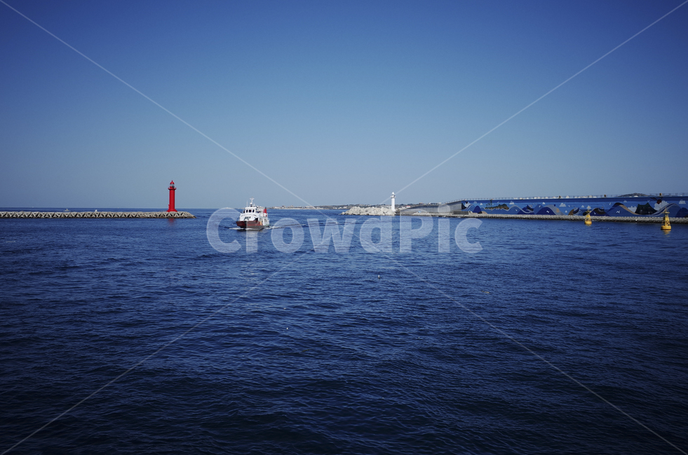 파란,푸른,파란바다,바다,sea,물결,물,water,자연,blue,보트,boat,등대,배,ship,lighthouse,red