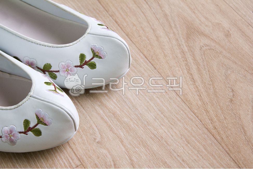 고무신,신발,공예품,나무바닥,꽃신,꽃자수,자수,한국,전통,정물,클로즈업,흰색,화이트,하얀색,패션,소품,동양,디자인,명절,추석,설날,한국명절