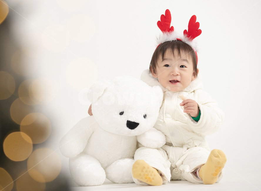 크리스마스,성탄절,곰인형,christmas,아기,baby,bear,루돌프,사람,인물,인간,human,person,어린이,어린아이,child,children,kid,메리크리스마스,성탄절,merry christmas