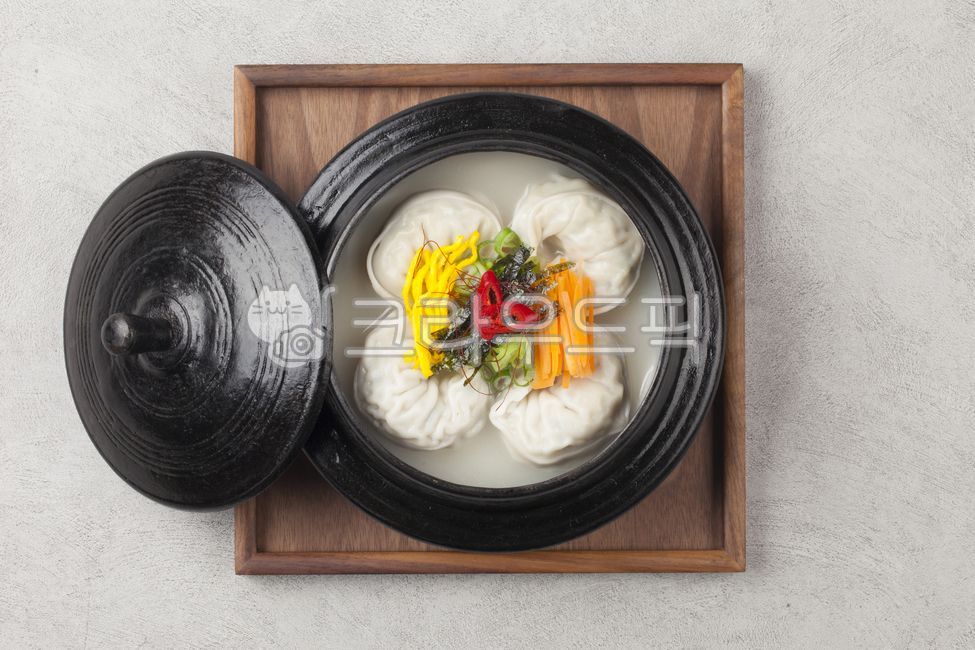 Tteokguk,tteokmanduguk,manduguk,mandu,garaetteok,gomyeong,seol food,holiday food,seolnal food,cooking