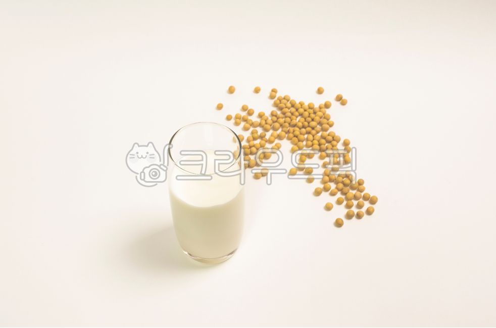 우유,milk,음료,콩,식품,식재료,food,단백질,음식,요리,cook,영양,흰,white,건강한,비건,채식,식물성단백질,bean,국산콩,백태,그릇,plate,vegetable