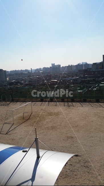 운동장,축구골대,하늘,화창한날씨,날씨