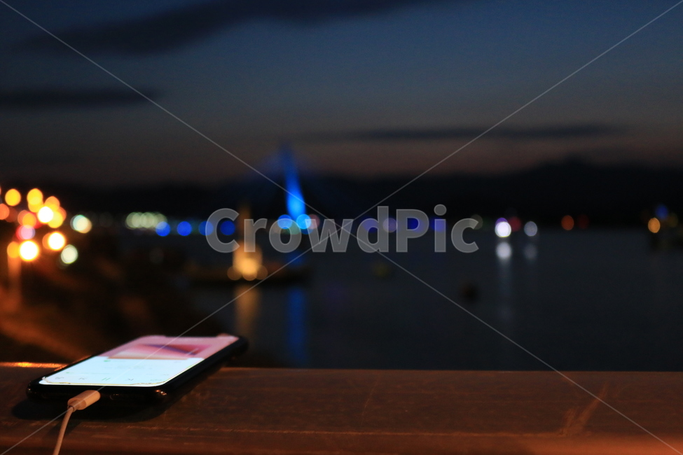 야경,산책,다리,가로등,강,핸드폰,하늘,형형색색,nightview,trail,bridge,sky,streetlamp,river,sellphone,variously,야경,밤,풍경,nightscape,night,landscape,electronics,전자 제품,phone,전화