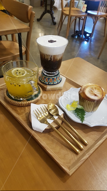 커트러리,머핀,아인슈페너,커피,패션후르츠,여유,휴식,힐링,골드,coffee,크리미한,tea,cafe,카페,디저트,dessert
