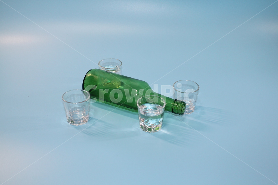 소주,술,소주병,술잔,소주잔,알콜,음주,술,주류,alcohol,사물,물건,오브젝트,thing,object,matter,연출,컨셉,콘셉,direction,concept