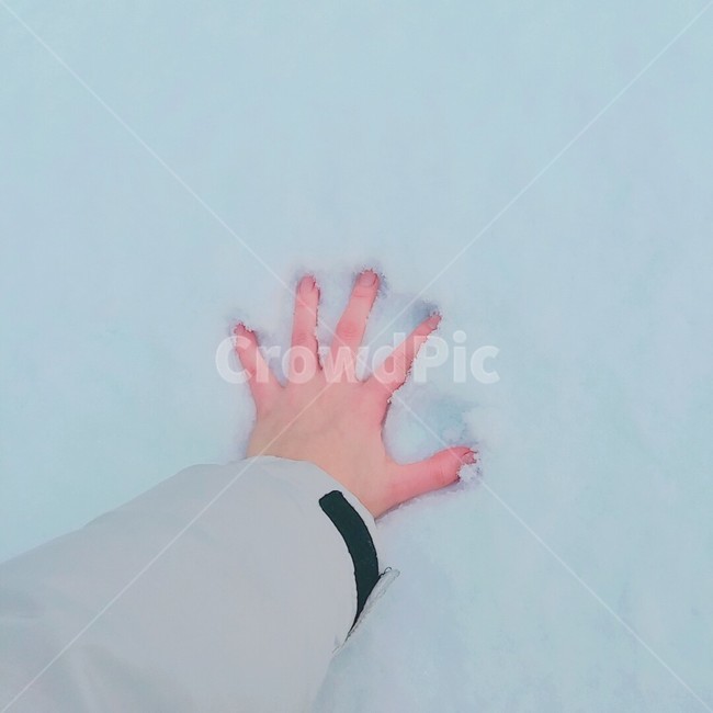 손,겨울,눈,snow,추운,차가운,hand,감섬,귀여운,아기자기,여행,추억,하얀,cool,흰색,손자국,겨울여행,white,꽁꽁,패딩,겨울,계절,winter,season