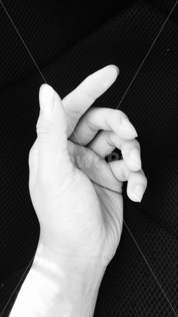 손,손가락,손동작,연출,동작,손힘,팔목,연출사진,흑백,사람,인물,인간,human,person,신체일부,몸,body,손,제스처,표시,손짓,표현,gesture,hand,sign,expression,흑백,모노톤,monochrome,black and white,연출,컨셉,콘셉,direction,concept,누끼,remove background
