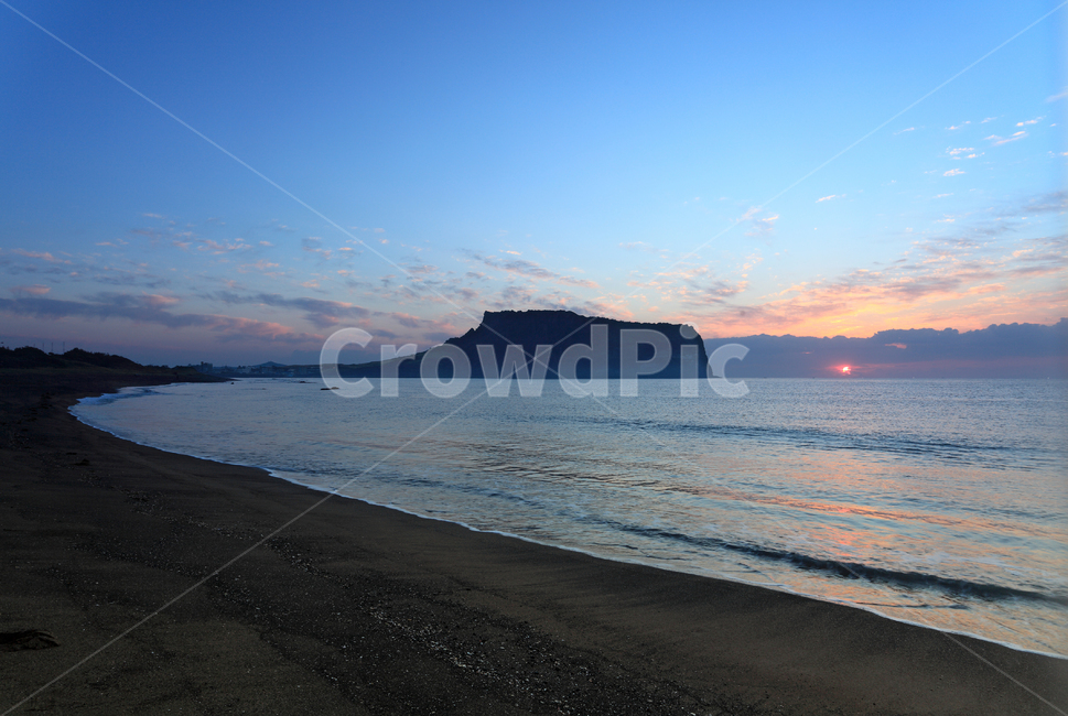 성산일출봉,성산,일출봉,바다,제주,제주도,일출,태양,해,아침,새벽,여명,노을,하늘,구름,배경,백그라운드,자연,풍경,해변,해안,해수욕장,비치,광치기,광치기해변,파도,실루엣,명소,관광,국내,아름다운,한국