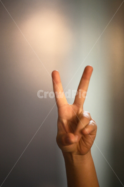 브이손가락,손가락,브이,아이손가락,어린이,person,finger,신체일부,몸,body,손,제스처,표시,손짓,표현,gesture,hand,sign,expression,감정표현,기분,feeling,emotion