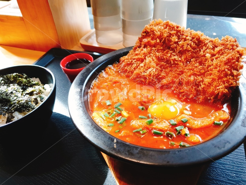 bowl,사발,dish,요리,food,음식,meal,식사,dinner,저녁,lunch,점심,돈까스,플레이팅,김치찌개돈까스,김치찌개,일식집,일식요리,fork