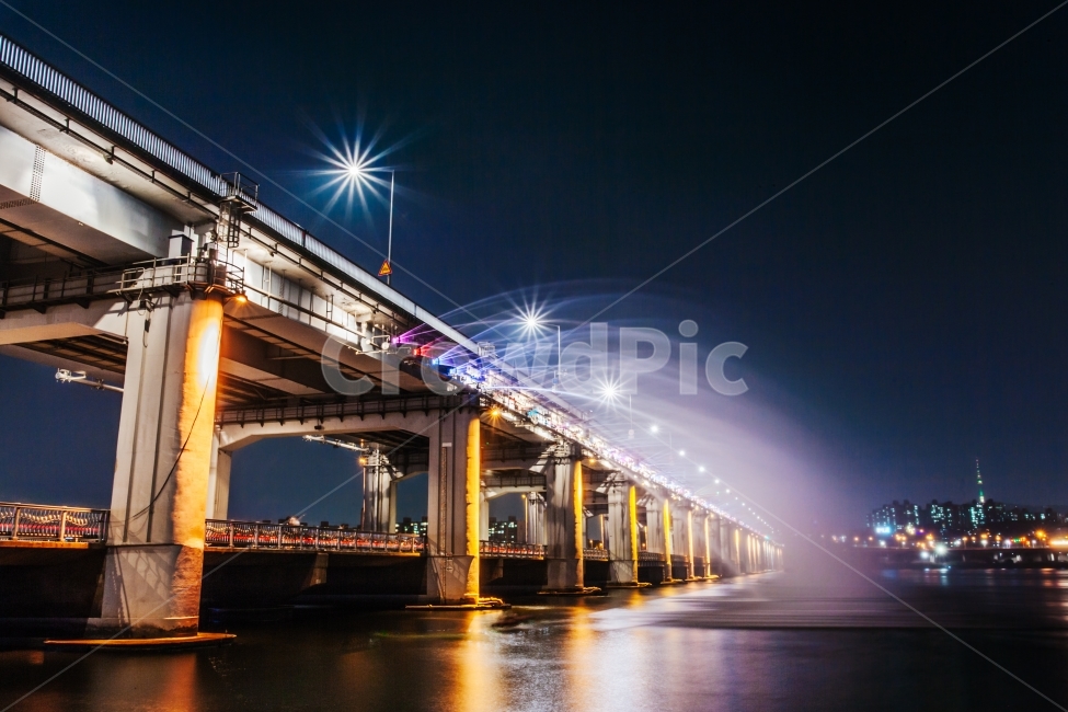 night view,,Hangang Park,fountain,riverbridge,southkorea,Banpo Bridge Moonlight Rainbow Fountain,cityscape,light splitting,twostory bridge,Seochogu,Yongsangu,Han River Bridge,Seoul night view,downtown,riverside,Byuksan Construction Co,riverside park,Han R