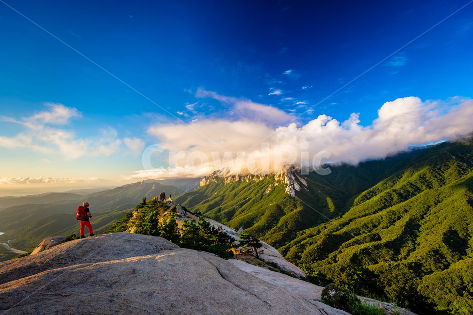 울산바위,구름,하늘,산,성인대,설악산,자연,풍경,nature,landscape,사람,인물,인간,human,person,남성,남자,man,male,outdoors,옥외,mountain range,산맥,mountain