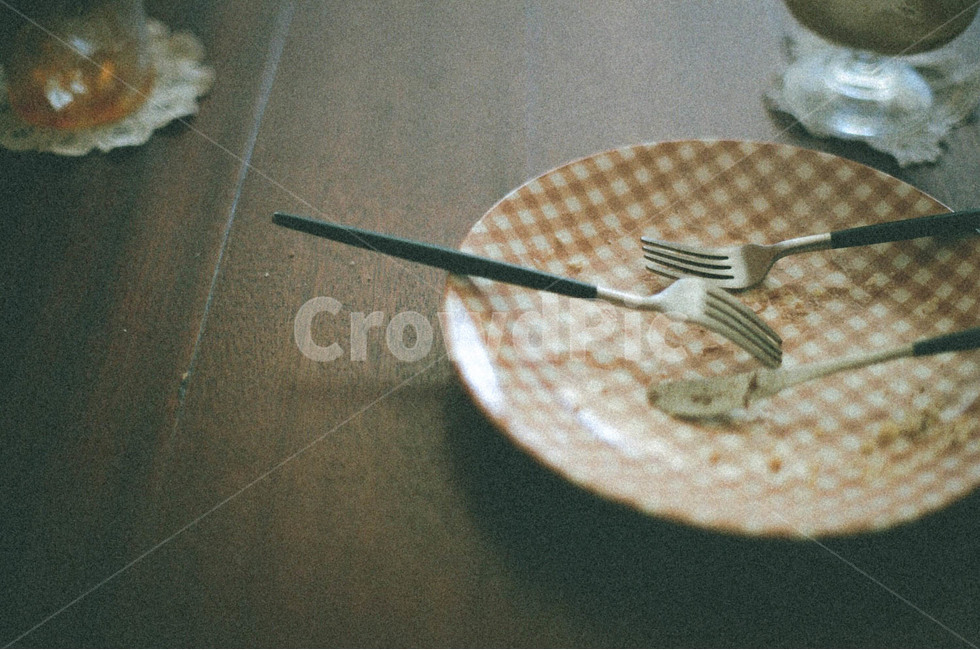접시,포크,부스러기,테이블,필름사진,감성,sensible,feeling,사물,물건,오브젝트,thing,object,matter